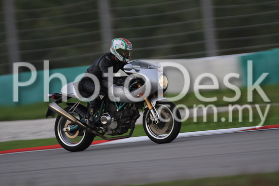 01_101029_01201_RevClubTrackDay