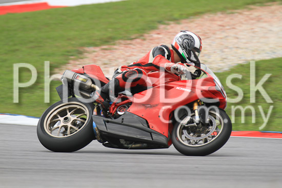 01_101030_00045_RevClub