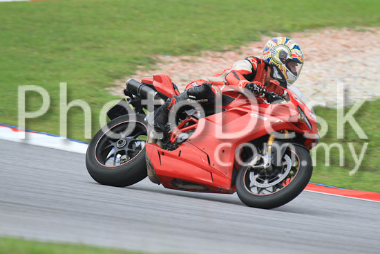 01_101030_00111_RevClub