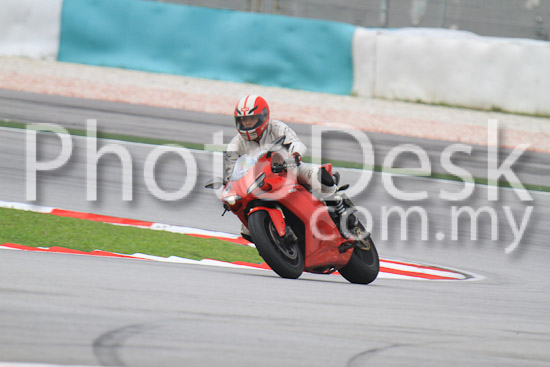 01_101030_00157_RevClub