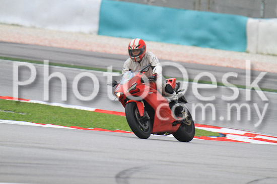 01_101030_00158_RevClub