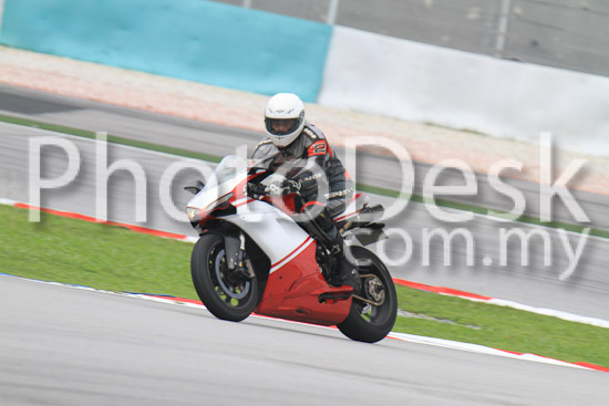 01_101030_00185_RevClub