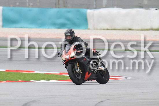 01_101030_00216_RevClub