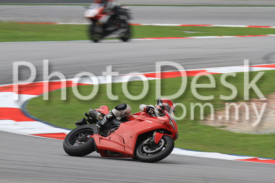 01_101030_00243_RevClub