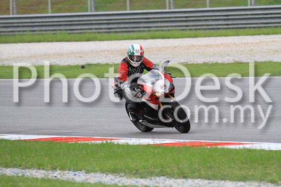 01_101030_00345_RevClub