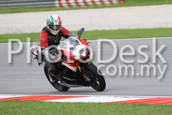 01_101030_00348_RevClub