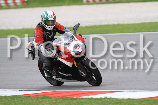 01_101030_00349_RevClub