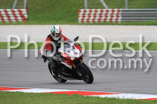 01_101030_00555_RevClub