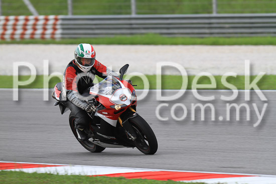 01_101030_00556_RevClub