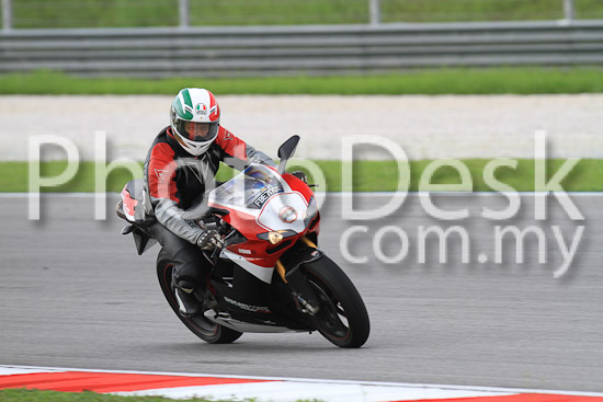 01_101030_00557_RevClub