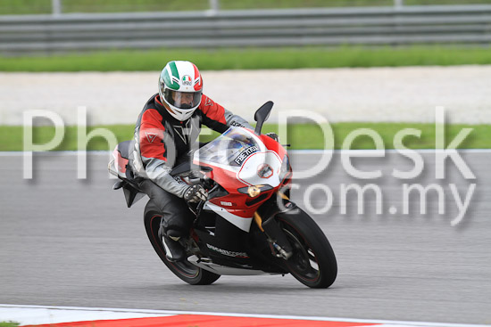 01_101030_00558_RevClub