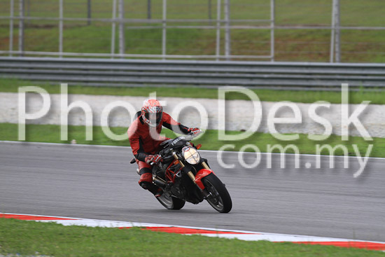 01_101030_00609_RevClub