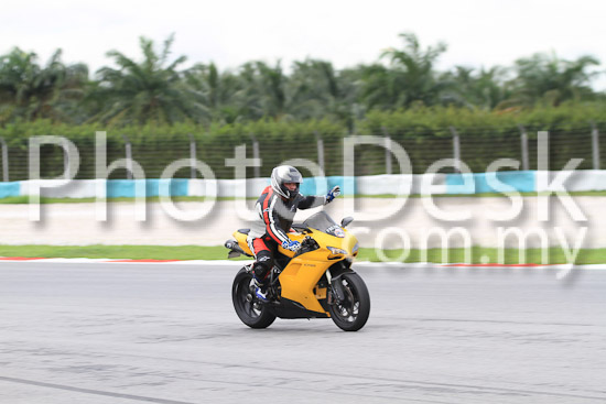 01_101030_00688_RevClub