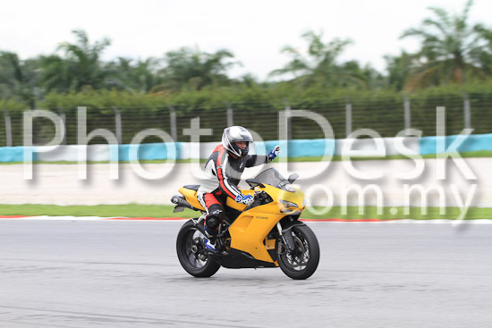 01_101030_00689_RevClub