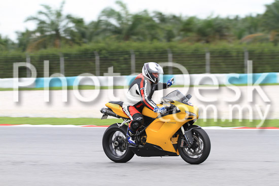 01_101030_00690_RevClub