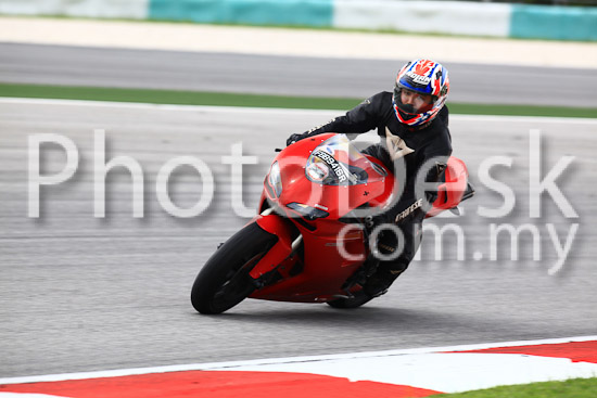 01_101030_00704_RevClub