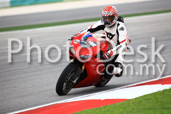 01_101030_00749_RevClub