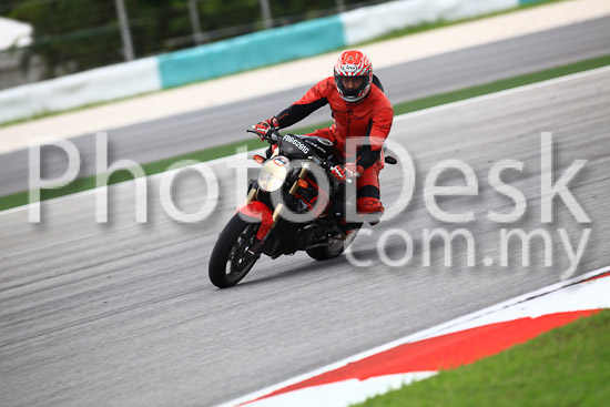 01_101030_00759_RevClub