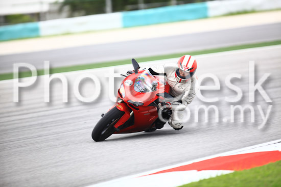 01_101030_00769_RevClub