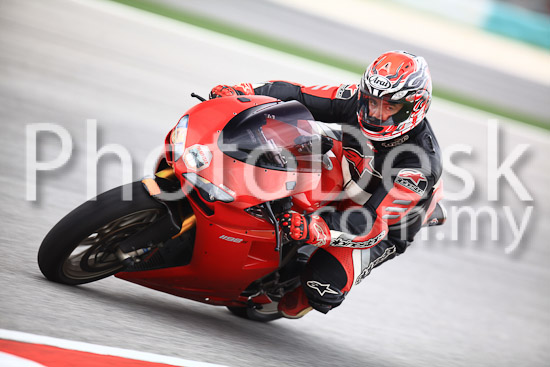 01_101030_00789_RevClub