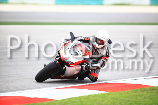 01_101030_00799_RevClub