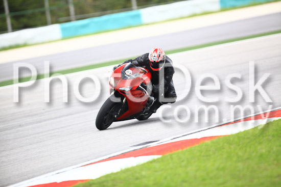 01_101030_00892_RevClub