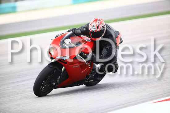 01_101030_00894_RevClub