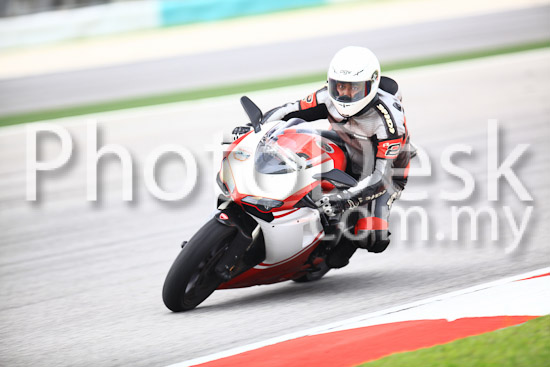 01_101030_00898_RevClub