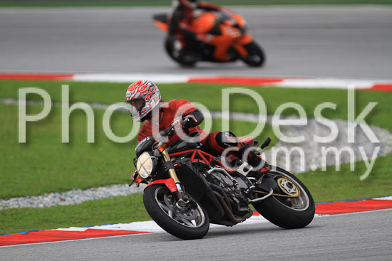 01_101030_00924_RevClub