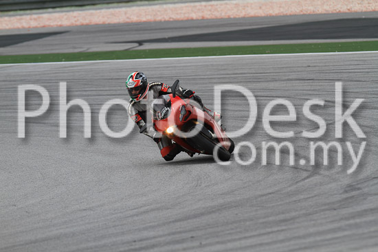 01_101030_00929_RevClub