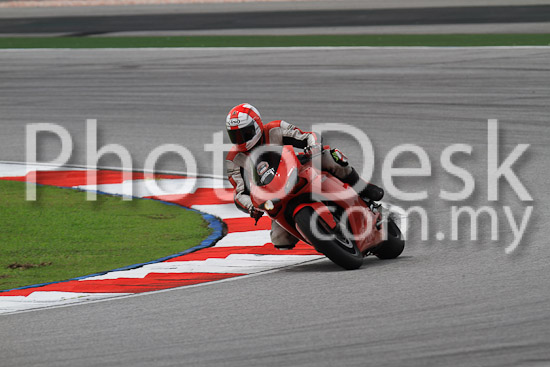 01_101030_00935_RevClub