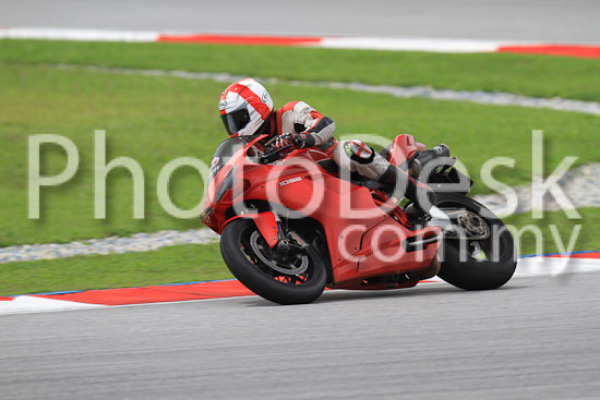 01_101030_00936_RevClub