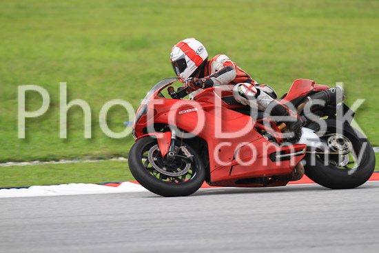 01_101030_00939_RevClub