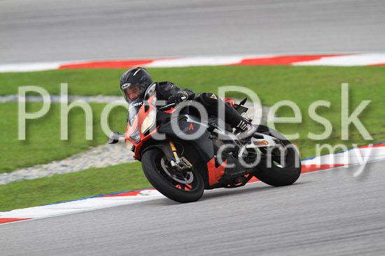 01_101030_00966_RevClub