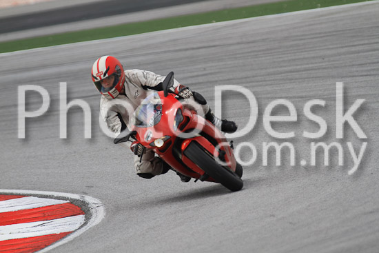 01_101030_00986_RevClub