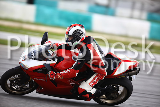 01_101030_01228_RevClub