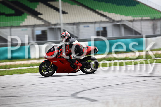 01_101030_01328_RevClub