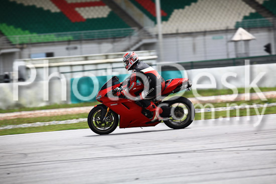 01_101030_01329_RevClub