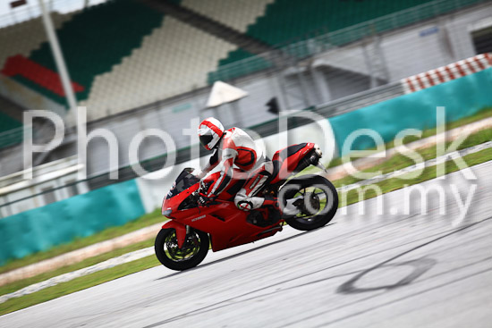 01_101030_01340_RevClub