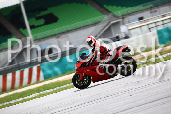 01_101030_01341_RevClub